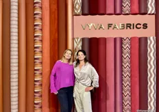 Carol Driessen en Tamar Eberwijn voor de nieuwste stoffencollectie van Vyva Fabrics.