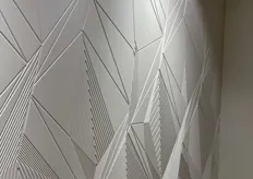 De gecreëerde 3D structuren in solid surface van DecoLegno wordt gemaakt door middel van complexe frezingen.