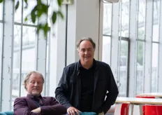 Links Leon Lemmen van KFF met Alfred Huijser van het gelijknamige agentuurschap, die op de tweede etage bij de koffiecorner hun producten toonden.