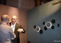 Jeroen Kuiper (rechts) van Basalte in gesprek met een bezoeker. Te zien waren multifunctionele design keypads, verfijnde speakers en elegante iPad-houders