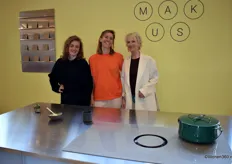Mirjam de Bruijn, Merel Philippart (oprichter) en Bernadette de Leeuw (v.l.n.r.) in de stand van Makus, dat op Design District de MAKUS Moon presenteerde: 's werelds eerste inductiekookplaat met afzuiging én kleur.