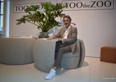 Jules Vreesweek van TOOtheZOO, een Nederlands label dat zich richt op het ontwikkelen van inspirerend designmeubilair voor kantoren, hotels en openbare ruimtes, op de zitcombinatie To The Point, bedoeld voor een flexibele werkomgeving.