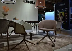 Casala toonde de nieuwe Omega, een gestoffeerde bureaustoel met opdekzitting en kruisvoet - al dan niet op wieltjes. Casala-producten zijn gericht op het creëren van modulaire interieuroplossingen waarbij samenwerking tussen mensen wordt aangemoedigd. 
