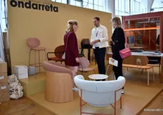 Joost van Ede van Design Tales Agencies druk in gesprek met bezoekers over de nieuwe stoelencollectie van Ondaretta, het grootste groeimerk in Nederland voor het agenturenbedrijf.