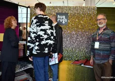 Frans Verschuren (rechts) van huqrugs, dat tapijten op maat maakt. Op Design District presenteerde hij onder andere de collectie Tarifa met indrukwekkende kleurverlopen.
