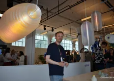 Yoeri Nagtegaal van outil.li, dat een nieuwe serie lampen met draadloze controle presenteerde. "We gebruiken kleinschalige, digitale productiemethodes, recyclede en herbruikbare materialen en produceren en ontwerpen alles in eigen huis."