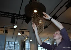 Ontwerper Rik van Mierlo van SOFT Steel toont nieuwe hanglampen, gemaakt van metaal. "De techniek staat centraal." 