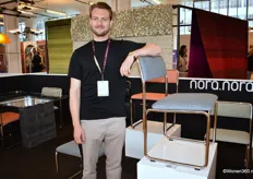 Aaron van Bindsbergen van nora.nora poseert bij de nieuwe stoelencollectie, dat hij zelf archetypisch design voor pragmatische duurzaamheid noemt. De noranora-collectie is in design en comfort geïnspireerd op de functie van het product en maakt hier mee een statement.