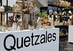 Quetzales biedt zijn klanten wereldwijd een verscheidenheid aan betaalbare bloempotten, plantenbakken en decoratie.