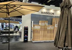 Op het parasoleiland van Madison wordt tentoongesteld hoe de parasols in de winkel kunnen komen te staan. Op deze manier komt de voorraad, voorzien van uitgebreide productinformatie, in de winkel te staan en kunnen consumenten 'er gemakkelijker één meenemen'.