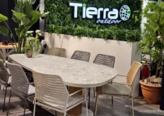 De organische tafel Silva van Tierra Outdoor.