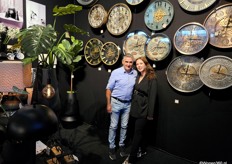 Marcel Damhuis en Daphne Anholts poseren tussen de producten van Goods by Goedegebuure.