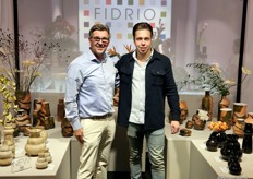 Marcel en Tim van Bronkhorst staan tussen de nieuwe collecties van Fidrio.