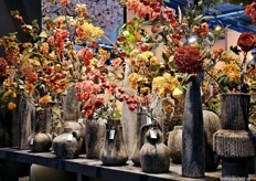 Roberts Collection is groothandel in zijde bloemen, potten, vazen, lampen en lampekappen.