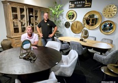 Theo de Vries en Niels van de Westerlo zitten aan de nieuwe tafel Jade van Benoa. Ook de Talas-stoelen zijn vers van de pers.