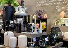 'A world of exclusive pottery, vases and home accessories', valt te lezen in de stand van Vase the World.