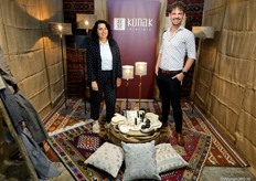 Didem Polat en Remco van Dijk van Konak Interiors maken bekend dat winkeliers sinds kort hun eigen kleurenstelling kunnen kiezen voor de lampen en kussens.