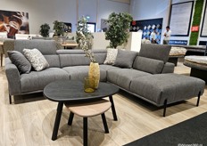 De bank Berg van Stella Furniture met verstelbare rugleuning.