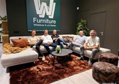 Ook WW Furniture heeft een showroom geopend in Het Meubelhart van Beusichem. Tijdens de meubelbeurs is de groothandel op twee locaties te vinden. Het team poseert op de Nikita-bank.