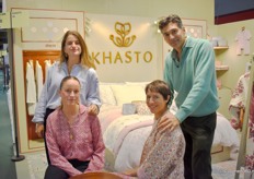 Rosalie Metz (staand links) en Rahul Uppal met zittend Merel Rem (links) en Maria Ouwehand van familiebedrijf Khasto, dat een duurzame collectie katoenen beddengoed - gemaakt in India - had meegebracht.