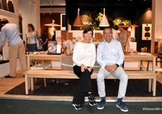 COO Evy Dottermans met CEO/founder Xavier De Vil van Pomax, dat op de beurs o.a. een nieuw OAK-tafelconcept toonde voorzien van een waterresistante soaped finish.