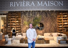 Sjaak Mourik voor de stand van Rivièra Maison. Hij is sinds 1 april de nieuwe head of sales van het Amsterdamse bedrijf, dat zich meer dan ooit focust op de wholesale.