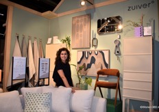 Caroline van Velze van Zuiver, dat graag een gevoel van thuisgevoel creëert. Bij het label draait het om modern design, natuurlijke materialen en kleuren. Dit resulteert in tijdloze creaties die zowel elegantie als functionaliteit uitstralen. 