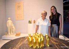 Sonja Crevits met dochter Louise Simaey van Gardeco Objects, dat dit jaar de 15de verjaardag van The Visitor viert met een exclusieve gouden jubileumeditie. Het iconische beeldje, ontworpen door Guido Deleu, is omhuld in een jasje van 24-karaats goud en vormt een eerbetoon aan Belgisch design, Braziliaans vakmanschap en Venetiaanse goudambacht. 