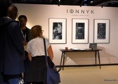 Een blik in de stand van IONNYK, een nieuw medium in de kunstfotografie, dat miljoenen kleine inktcapsules bevat.