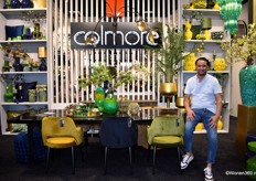 Relatie- en verkoopmanager Rasched Moussaoui in de showroom van Colmore. De groothandel in de internationale woon-, meubel- en decoratiebranche had vele kleurrijke items meegebracht. 