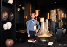 Engelbert de Wit van LB Ceramics poseert bij de nieuwe collectie keramische vazen.