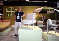 Martijn van Oekel van Fjaka Furniture poseert naast een outdoorstoel met aluminium frame, die op M&O voor het eerst werd geshowd.