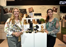 Femke de Boer met Pamela van Leeuwen van My Flame Lifestyle BV bij de nieuwe kerstcollectie.