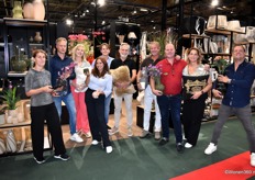 Het team van B Living, Mars&More en Hakbij Glass deed een spontane graai in de schappen en ging vervolgens met de hele groep op de foto. 