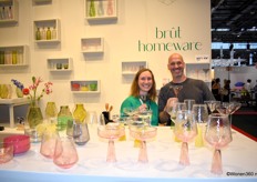 Lena Kirchner met Rick Ruijter van Brût Homeware, poserend bij de nieuwe collectie coctailglazen.