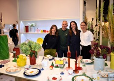 Elyse van Casteren, Gerbrand van Nijendaal, Eva Eisenga en Berdien Righolt (v.l.n.r.) van &Klevering bij de nieuwe tableware-collectie die in samenwerking met Hal Haines is ontwikkeld.