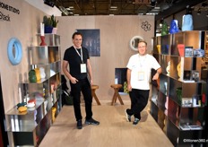 Thomas Hick van Stack (specialist in modulaire kastsystemen) met rechts Mathieu Van Damme van Home Studyo, een designmerk van home ware uit België. De twee verschillende brands presenteerden zich gezamenlijk.