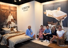 Libeco Home had een nieuwe collectie bedlinnen meegenomen, gemaakt met veel zorg, voor het product, maar ook voor het milieu. Op de foto zittend v.l.n.r. Carine, Pascale, Arne, Niene en Charlotte.