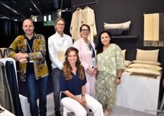 Authentieke woondecoratie, huishoudtextiel en modeaccessoires van onontdekte leveranciers van over de hele wereld, dat was te zien in de stand van CBI. Remco Kemper, Kees Bronk, Heiny van der Ploeg, Irene Vermeulen en Farrah-Mia Everon (v.ln.r.) poseren bij de nieuwe collectie Lotus Silk uit Cambodja.