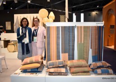 Somchit Phankham van Tai Baan Crafts uit Laos met Irene Vermeulen bij de collectie natuurlijk geverfde katoen, kussens en plaids.