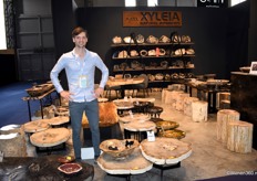 Sjoerd Jansen van Xyleia, met een stand vol interieurdesignartikelen gemaakt van hout, boomwortels en versteend hout.