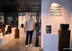 Founder Michael Francker van Modern Shapes Editions naast een sculptuur in hout van Helen Vergouwen uit Breda.