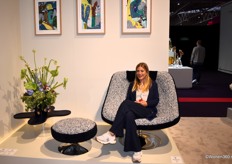 Pauline Montironi van Versoni (het nieuwe luxemerk van AP Collection), zittend op een fauteuil uit de collectie van de Belgisch meubelfabrikant die op M&O zijn debuut beleefde.