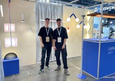 Noah Brevet en David Derksen van het Rotterdamse merk Array Lighting. De eye catchers waren de nieuwe glazen lampen links. 