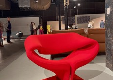 De iconische Artifort Ribbon Chair is een sculpturaal ontwerp van Pierre Paulin uit 1966. Deze designklassieker is een mooi voorbeeld van toegepaste kunst uit de jaren 60. Nu in een gewaagd jasje.