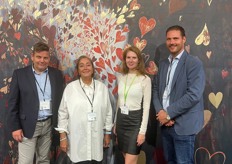 Het Dutch Wall Decor team met kunstenares Martine Kolmeijer (tweede van rechts) die op de beurs hun samenwerking lanceerden.Links Ad Schinkelshoek, Jacqueline Bohlken en een collega.