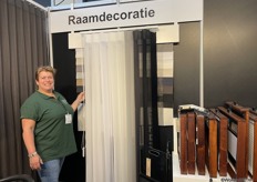 Karin Schoemaker van groothandel in raamdecoratie KS Shades. Het bedrijf stond weer op de beurs als exposant, na drie jaar niet aanwezig te zijn geweest.