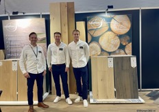 V.l.n.r. Joran van de Est, Simon Kraaijeveld en Jordy de Jong van Solidfloor (onderdeel van Fetim Group) voor de allernieuwste collectie vloeren, die bestaat uit extra large en brede planken.