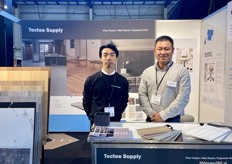 Links Danny Yang met Peter Yang van Tectee Supply, die voor het eerst deelnamen aan de beurs. Ze lieten hoogwaardige panelen zien voor wand- en vloeroplossingen, die het effect van hout, marmer en zelfs vloerbedekking nabootsen. 