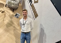 Daan Harmeling van LVLNINE bij de creatief gemaakte stand van het vloerenmerk, dat in samenwerking met The Art of Living tot stand is gekomen. 